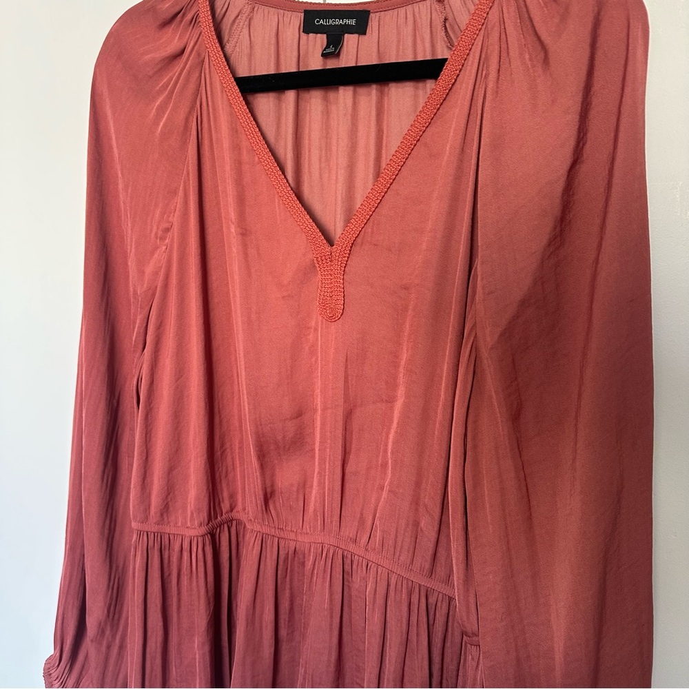 Calligraphie Terra-cotta colored V-Neck shirt/tinic.